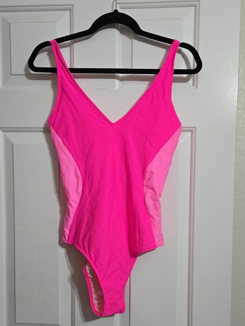 Bright Pink V‑Neck Colorblock One‑Piece Swimsuit
